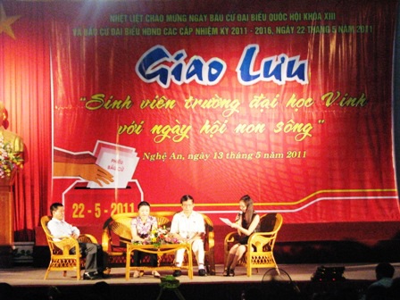 Sinh viên ĐH Vinh giao lưu với ứng cử viên Quốc hội - 1