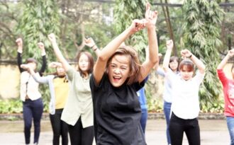 Sinh viên trường Nhân văn đội mưa nhảy flashmob ủng hộ nữ quyền