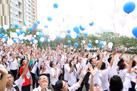 Teen chuyên Ams thả bóng bay cầu đỗ đại học