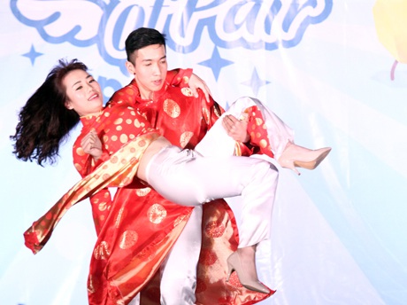 Cặp đôi Hưng Đạo – Thảo Linh thể hiện tài dancesport trong trang phục áo the