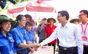 Phó Thủ tướng bắt tay, động viên các sinh viên tình nguyện