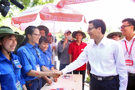 Phó Thủ tướng bắt tay, lau mồ hôi cho sinh viên tình nguyện