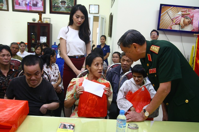 Thượng tướng Nguyễn Văn Rinh - Chủ tịch VAVA trao quà cho nạn nhân tại buổi phát động chương trình trình Chung tay xoa dịu nỗi đau da cam năm 2013.