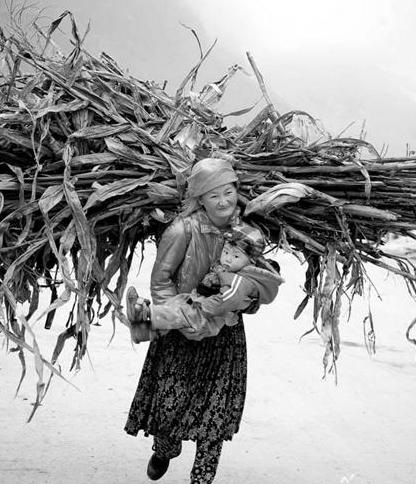 Tác giả: Chu Quang Phúc - Ảnh: Mùa thu hoach ngô ở Hà Giang, em bé cùng  mẹ lên nương