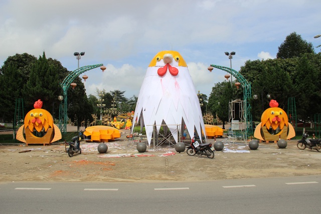 Cồng chào sắc màu Xuân Đinh Dậu với mô hình gà khủng đang dần hoàn thiện ở Công viên Ba Tơ, Quảng Ngãi