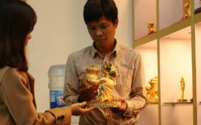 Quà “khủng” chơi Tết: Đại gia chi trăm triệu đặt tượng heo đúc vàng nguyên khối cầu may