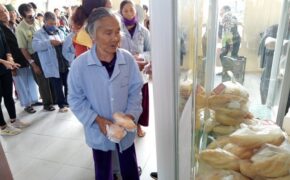 Ấm lòng với tủ bánh mì 0 đồng cho bệnh nhân nghèo nơi bệnh viện