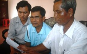 Phiên dịch giúp đồng bào Khmer làm giàu