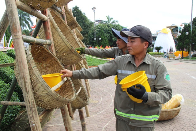 Các công nhân đang gấp rút hoàn thành việc trang trí Tết cho công viên Ba Tơ