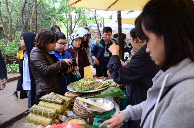  Ngoài ra, phụ huỳnh cùng trẻ nhỏ còn được thưởng thức hương vị ẩm thực đặc trưng của người Thái như cơm lam, xôi ngũ sắc, chẩm chéo, bò gác bếp..., tạo không khí vui chơi đầu xuân mới lạ. 