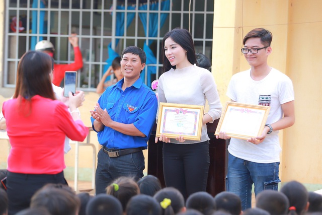 Cũng nhân dịp này, Kỳ Duyên cùng với những người bạn của mình đã hỗ trợ, giúp đỡ kinh phí để ban lãnh đạo tân trang, xây mới lại một số cơ sở vật chất tại đây nhằm giúp các bé yên tâm đến lớp.