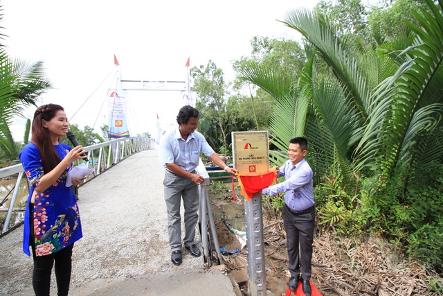 Cây cầu thép dây văng chính thức được đưa vào sử dụng.