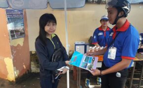 Sinh viên tình nguyện tức tốc “giải cứu” các thí sinh quên Atlas Địa lý