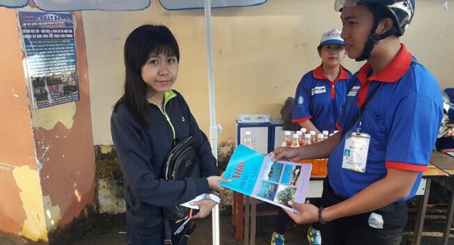 Sinh viên tình nguyện tức tốc “giải cứu” các thí sinh quên Atlas Địa lý