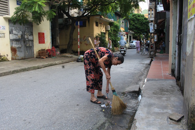 Bà kiên trì nhắc nhở mọi người để mọi người tự có ý thức giữ gìn môi trường cho khu phố.