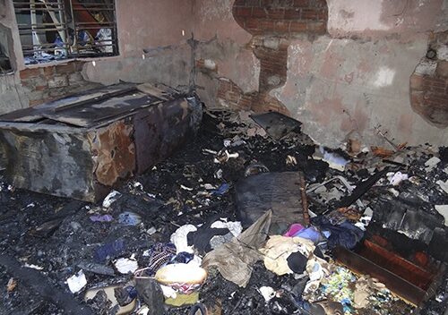 Cứu 2 bà cháu trong ngôi nhà cháy