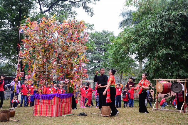  Màn biểu diễn tái hiện điệu Xòe Chá – một sinh hoạt văn hóa tín ngưỡng của người dân tộc Thái ở Mộc Châu, Sơn La. 