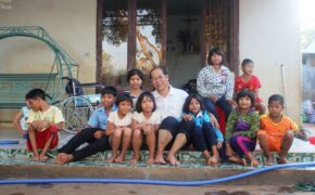 Người cha họ Đinh nuôi dạy… 74 người con