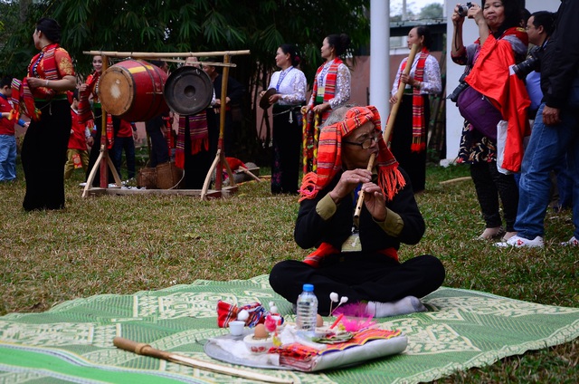  Người thổi sáo trong màn diễn Xòe Chá. Trên vùng cao, dịp lễ này cũng là khoảng thời gian để thanh niên bản tìm hiểu nhau, thể hiện nét văn hóa ứng xử trong tình yêu đôi lứa. 