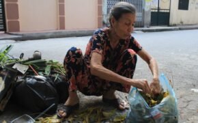Bà lão “khùng” hơn 10 năm quét rác không công ở Hà Nội