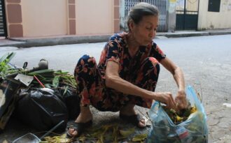 Bà lão “khùng” hơn 10 năm quét rác không công ở Hà Nội