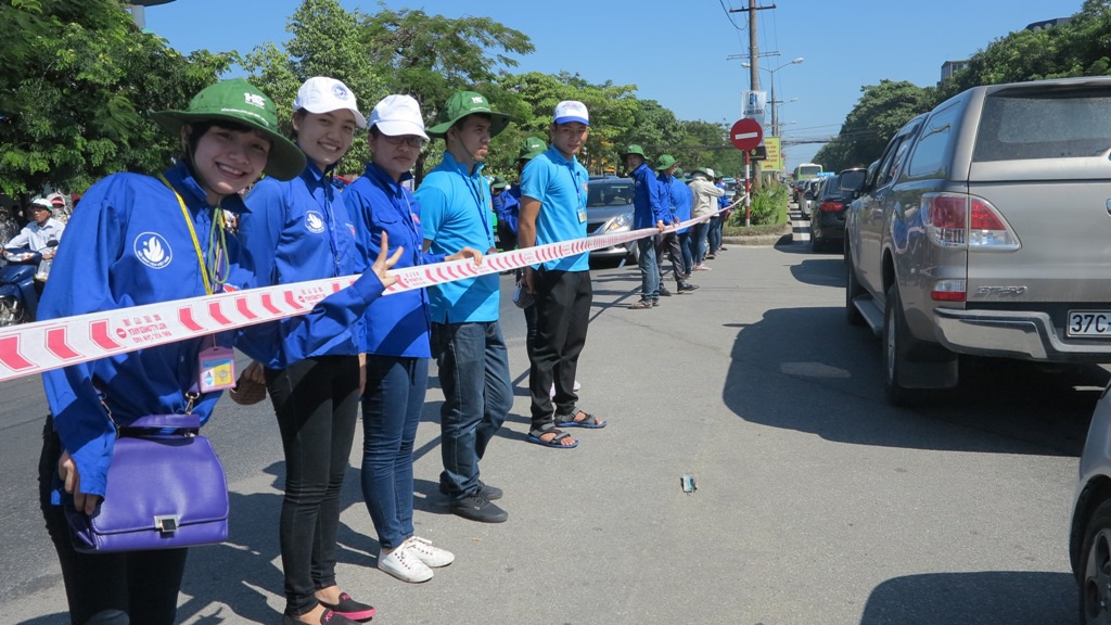 Thậm chí có thời điểm hàng trăm phương tiện chết đứng vì người tham gia giao thông quá đông.