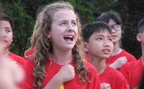 Cô bé 11 tuổi, đi 80 quốc gia hát quốc ca gây quỹ từ thiện