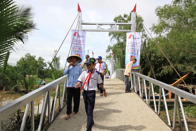 Các em thiếu nhi cũng vô cùng háo hức.