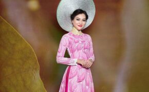 Nữ Hoàng Trần Huyền Nhung lộng lẫy với quốc phục sen hồng của NTK Tuấn Hải