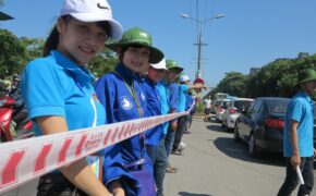 Sinh viên đội nắng nóng 40 độ lập “hàng rào sống” giúp thí sinh qua đường