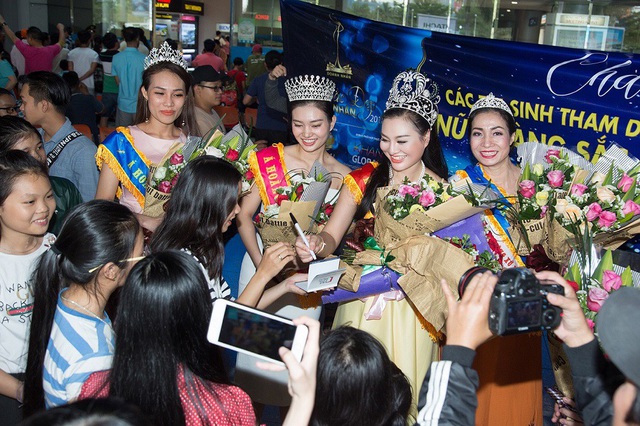 Gia đình, các fan chào đón tân Nữ Hoàng Trần Huyền Nhung ngày trở về. - 8