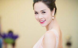 Ngọc Anh khoe lưng trần gợi cảm