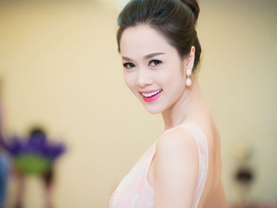 Ngọc Anh khoe lưng trần gợi cảm