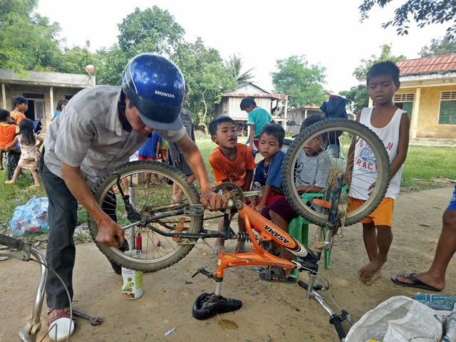 Người đàn ông khuyết tật sửa xe miễn phí cho học sinh vùng cao - 3