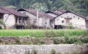 Dưới những ngôi nhà sàn đá độc đáo nhất Việt Nam