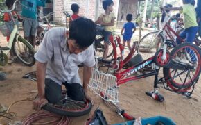 Người đàn ông khuyết tật sửa xe miễn phí cho học sinh vùng cao