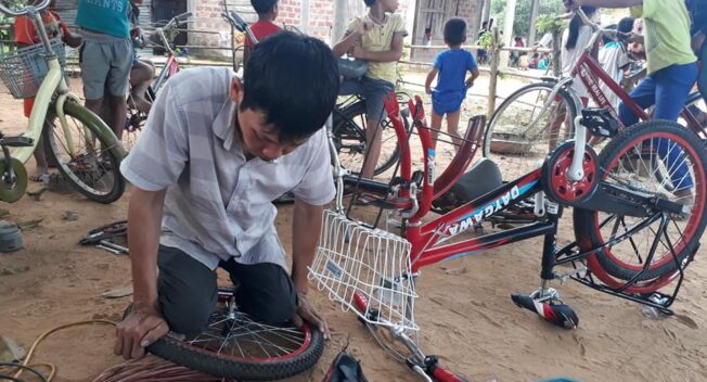 Người đàn ông khuyết tật sửa xe miễn phí cho học sinh vùng cao