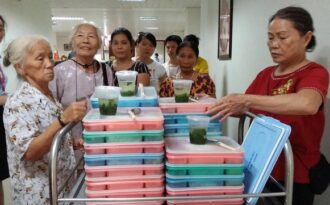 Ấm lòng bữa cơm từ thiện của những người phụ nữ “có tấm lòng vàng”