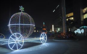 Trải nghiệm ánh đèn rực rỡ đón tuyết rơi lần đầu tại Hà Nội