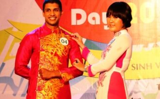 Nữ sinh nước ngoài xúng xính với áo dài Việt