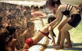 Trèo rào công viên nước: Ảnh chế bùng nổ mạng xã hội