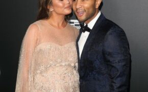 Siêu mẫu áo tắm bế bụng bầu dự sự kiện