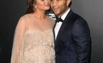 Siêu mẫu áo tắm bế bụng bầu dự sự kiện