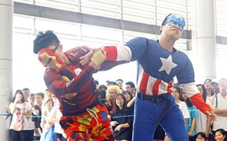 Xem teen Ams chế chuyện tình Đội trưởng Mỹ và Người Nhện đầy hài hước