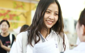 Nữ sinh hút ánh nhìn vì nụ cười tỏa nắng tại kỳ thi THPT Quốc gia