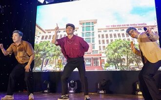 Sinh viên Báo chí hóa “cụ già hiphop” trong ngày hội chào khóa mới