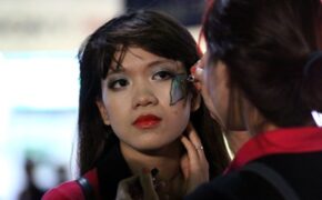 Nữ sinh xinh đẹp phút chốc hóa nhân vật ma quái đêm Halloween