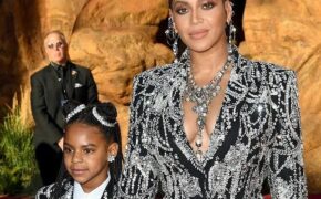 Beyonce diện váy xẻ ngực đưa con đi xem phim