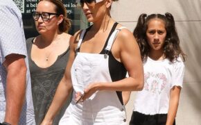 Jennifer Lopez trẻ trung với quần yếm trắng