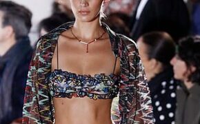 Bella Hadid khoe eo siêu thon trong show thời trang